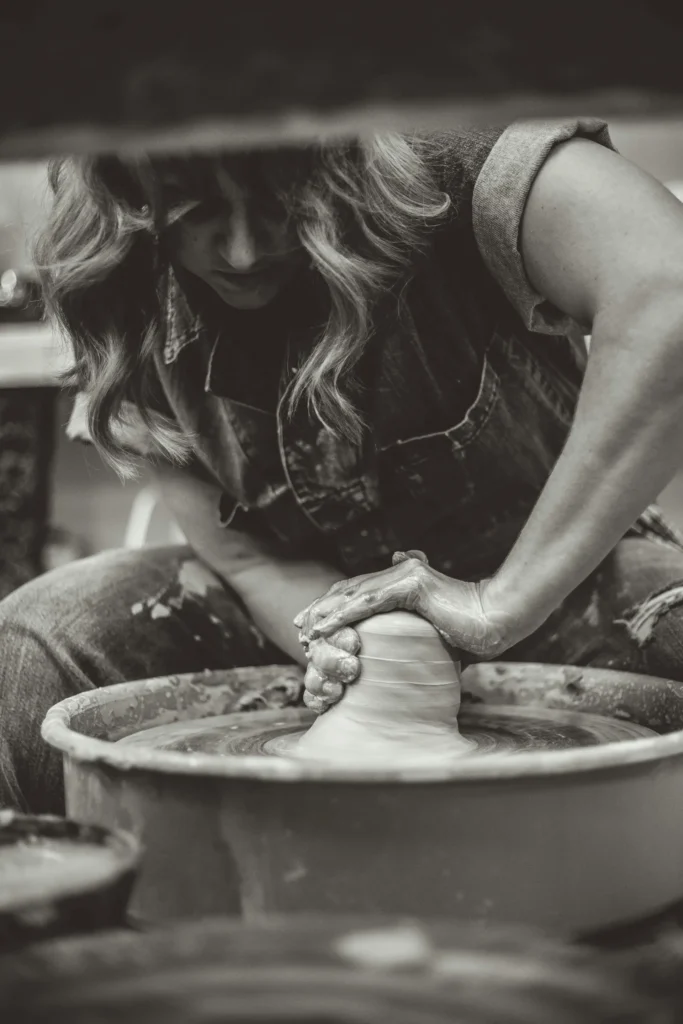 taller de cerámica artesanal con torno