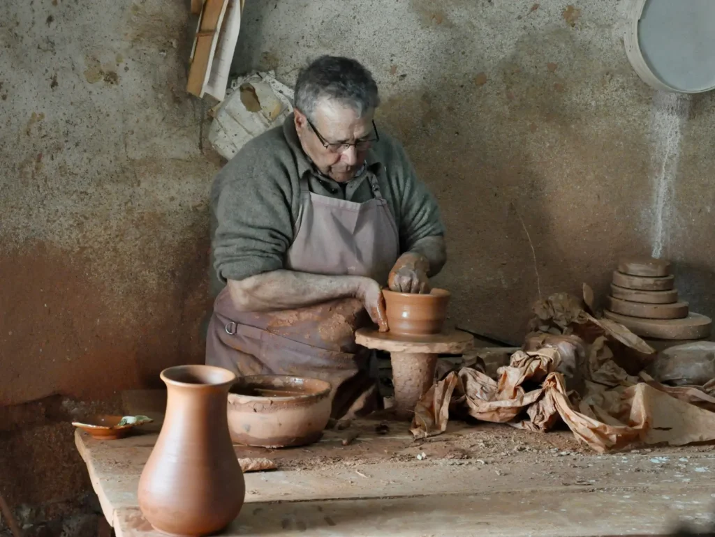 taller de cerámica artesanal con torno