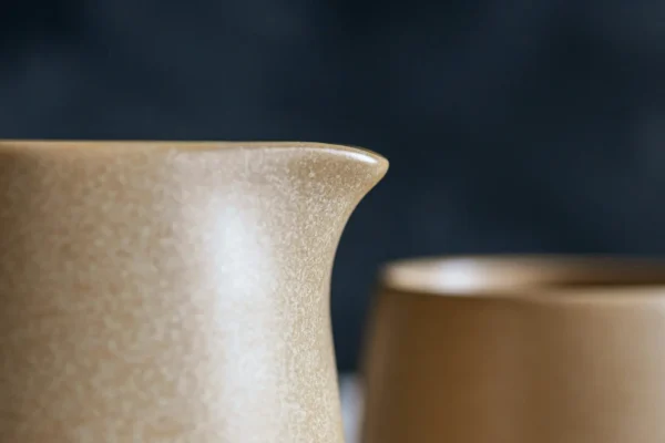Jarra y tazas de cerámia marrón
