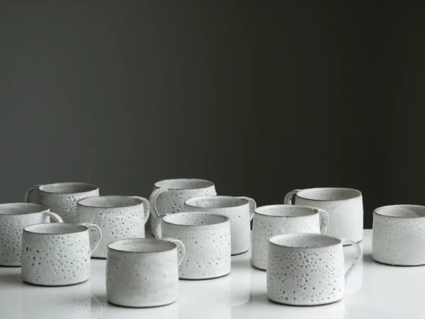 Taza gris de cerámica