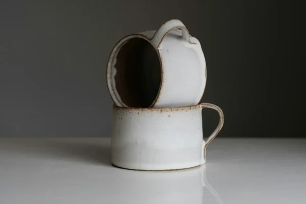 Taza gris de cerámica