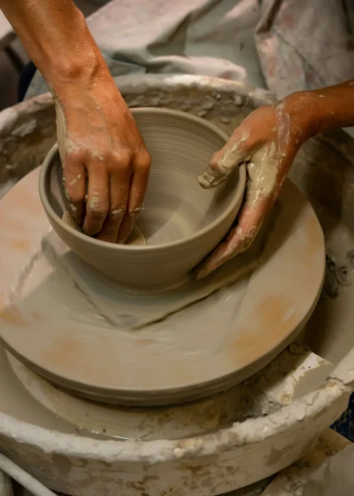 taller de cerámica artesanal con torno